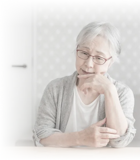 悩む老婆の画像